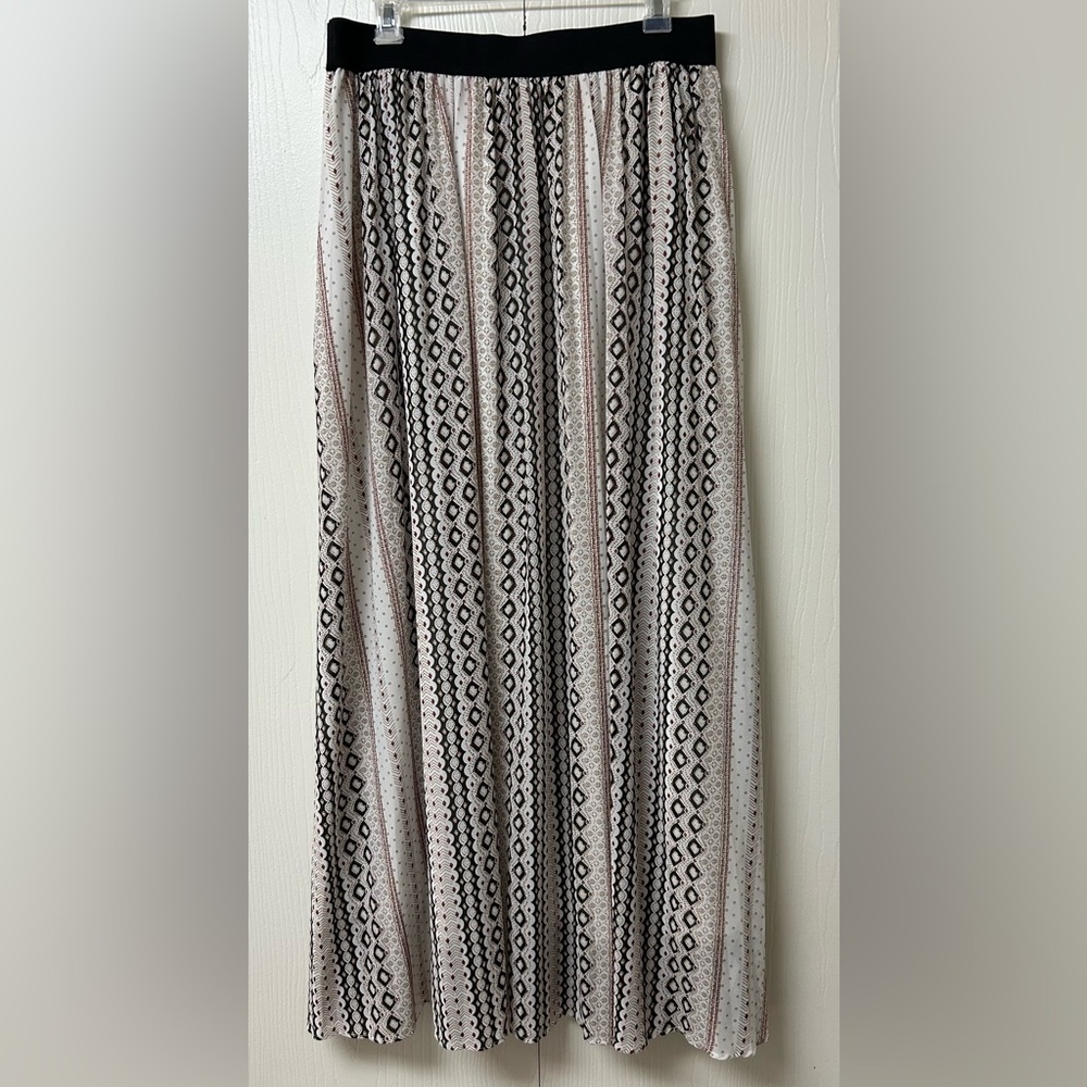 Elegant Tan and White Patterned Skirt